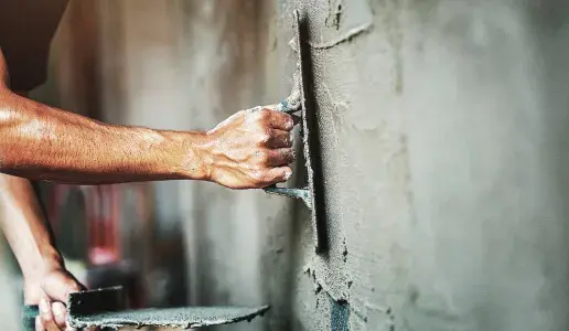 homme en train de faire de la maçonnerie